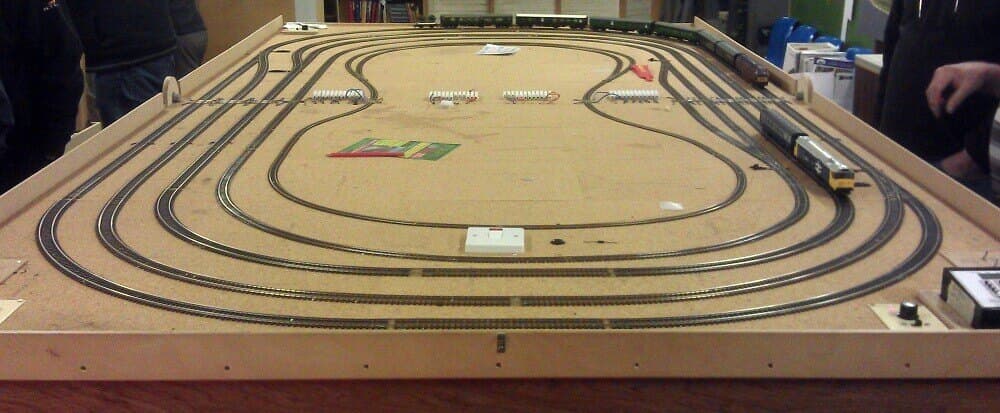 The clubroom test track: concentric loops for OO, TT and N gauge
